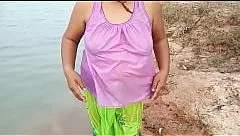 พายายอายุ 70 ปี ไปเล่นน้ำคลองหลังบ้านเสื้อในไม่ใส่ เห็นนมใหญ่มากเลยขอถ่ายคลิป
