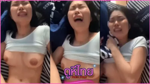 คลิปหลุด โดนเย็ดจนร้องไห้สุดโหด สาวไทยเสื้อขาวนมใหญ่บนเตียงลายทาง โดนควยใหญ่ซอยหีลึก ๆ เสียวจนน้ำตาไ